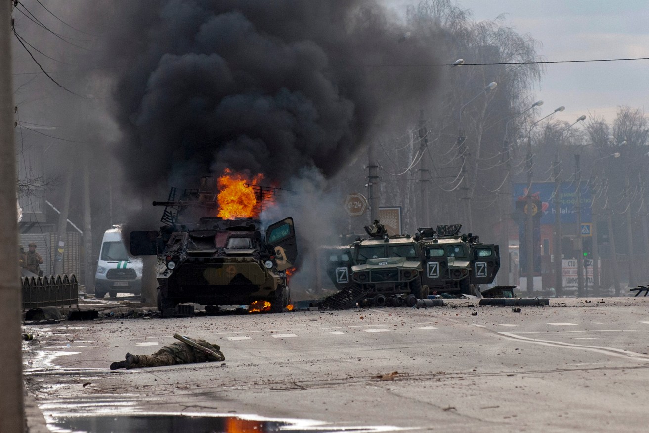 A Russian armored personnel carrier burns  after fighting in the Ukraine city of Kharkiv. Photo: AP/Marienko Andrew