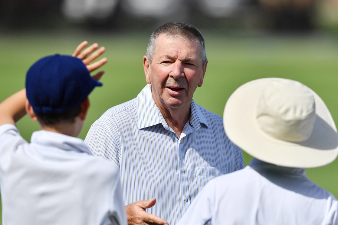Former Test cricketer Rod Marsh coaching Adelaide students in 2018. Photo:David Mariuz/AAP