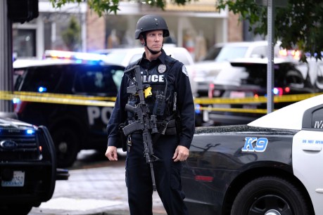 Gunmen die in police shootout at bank