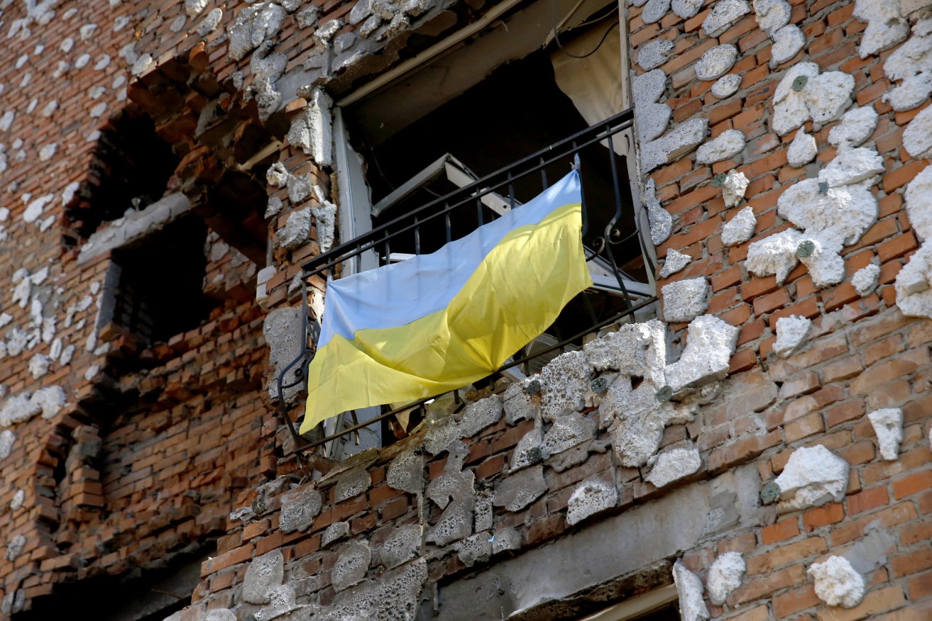 A Ukrainian flag hangs on the railing of a window in an apartment block destroyed as a result of shelling by the Russian troops, Irpin, Kyiv Region. Photo: Ruslan Kaniuka/Ukrinform/ABACAPRESS.COM.