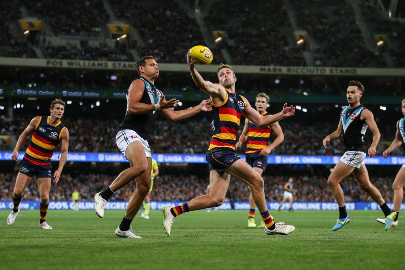 Brodie Smith and Steven Motlop going head to head at the Showdown in Round 3, 2022. Photo: Matt Turner/AAP 