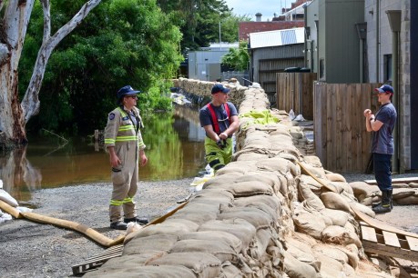Echuca residents ‘gobsmacked’ at flood pumping call
