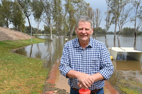 Creeks shut off to save Blanchetown homes from rising River Murray