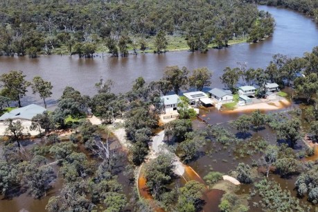 Warnings as powerful River Murray flood water sweeps fridges, BBQs in its surge