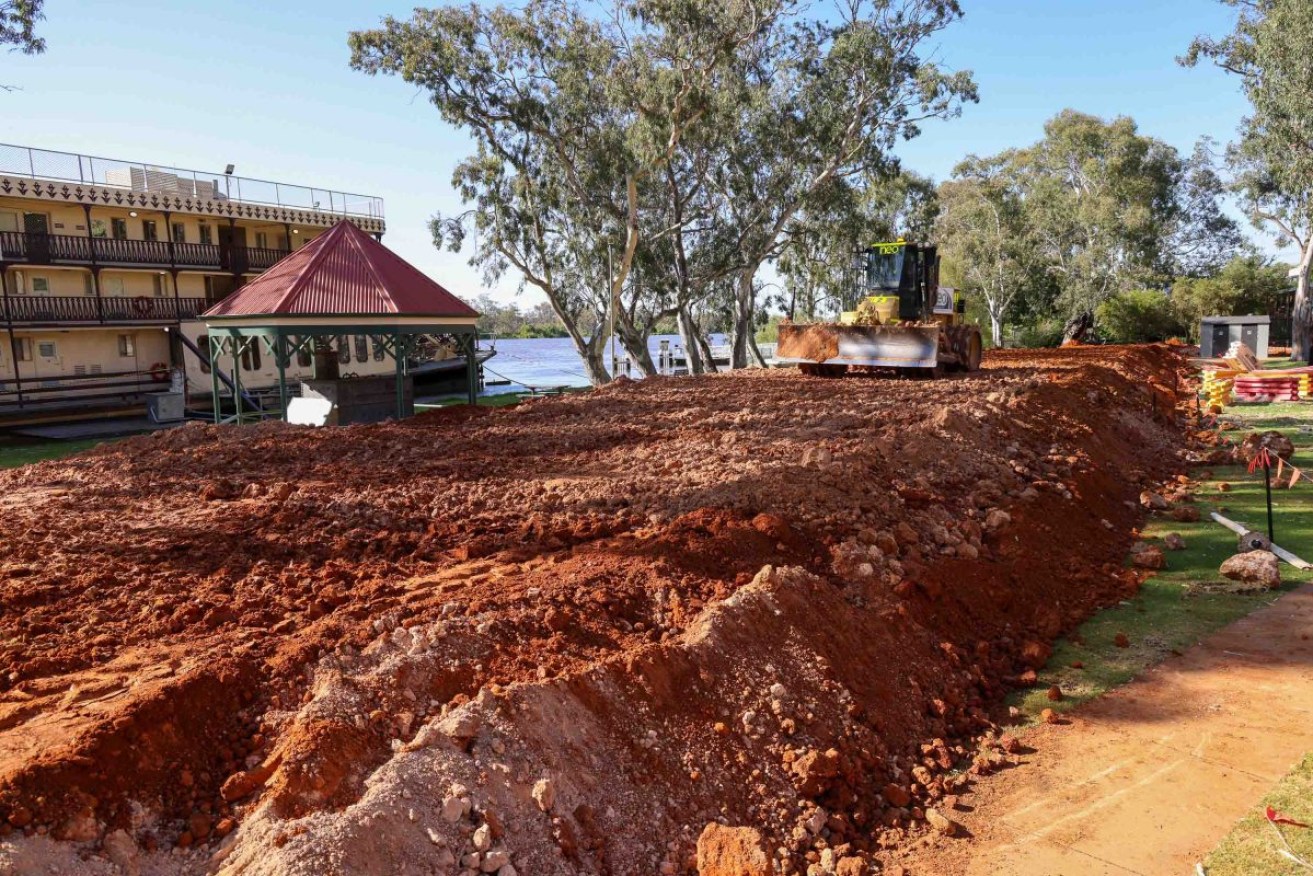An emergency levee construction at Mary Ann Reserve in Mannum. Photo: Tony Lewis/InDaily