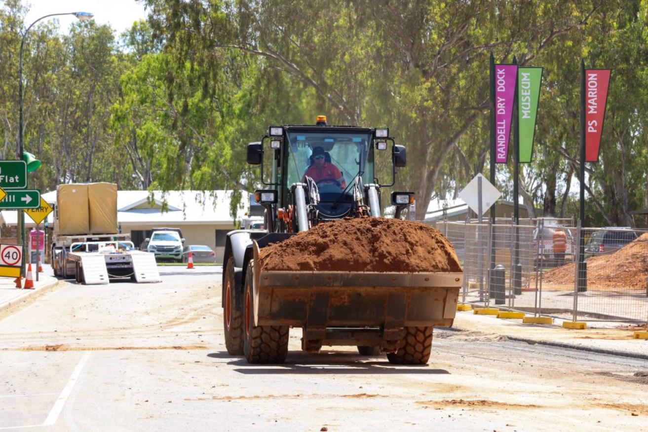Preparation work for an emergency levee in Mannum's main street. Photo: Tony Lewis/InDaily