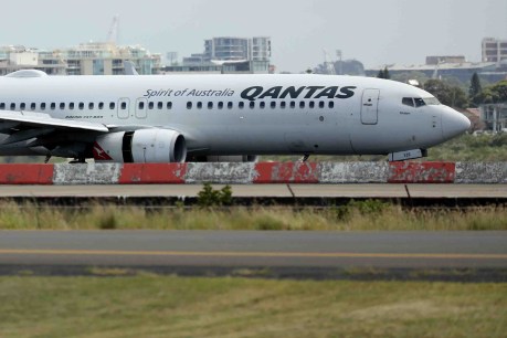 Safety regulators examine Qantas engine failure