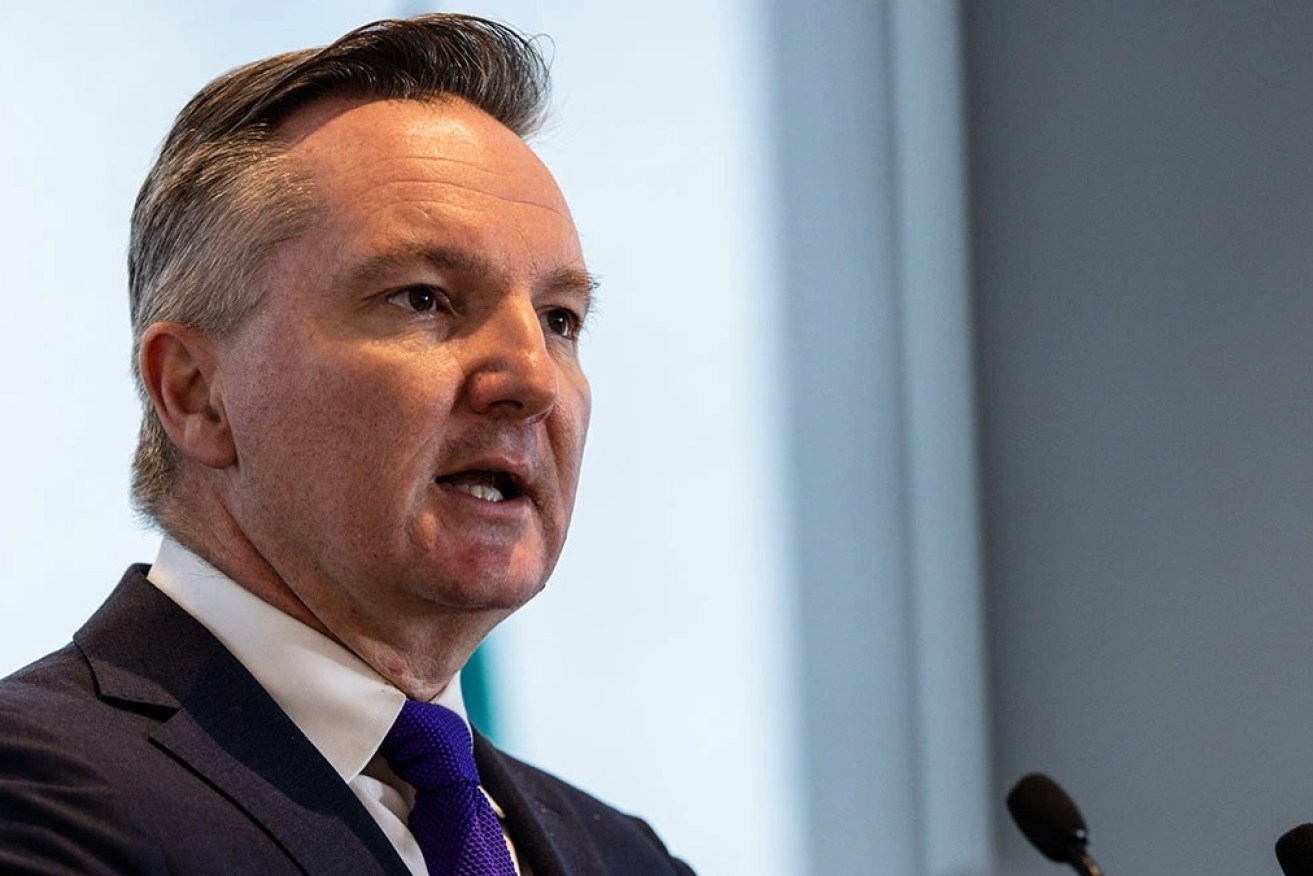 Chris Bowen will reveal findings that there is a way big polluters can achieve net zero emissions. Photo: AAP