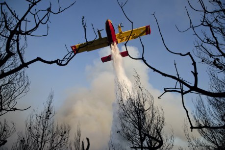 Pilots killed as Greece fires burn
