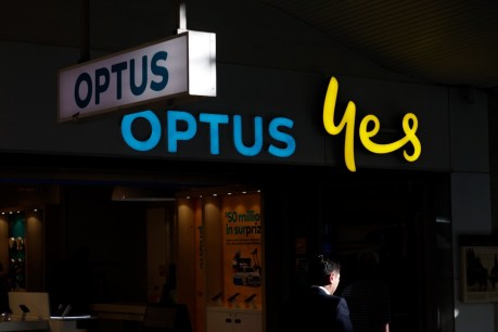 Optus offers free data as outage Senate inquiry announced