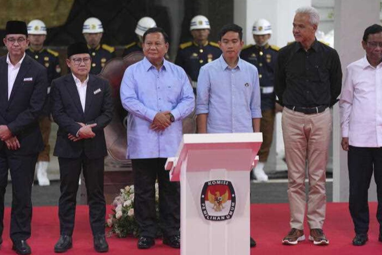 Presidential candidates, from left, Anies Baswedan and his running mate Muhaimin Iskandar, Prabowo Subianto and his running mate Gibran Rakabuming Raka, and Ganjar Pranowo and his running mate Mahfud Mahmodin stand on the stage during the signing ceremony of the "Declaration of Peaceful Election Campaign" at the General Election Commission Building in Jakarta, Indonesia, Monday, Nov. 27, 2023. Photo: Tatan Syuflana/AAP