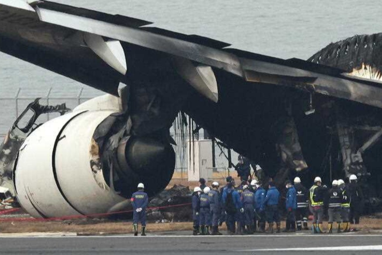  Tokyo Metropolitan Police investigators inspect the wreckage of Japan Airlines passenger plane at Haneda Airport in Tokyo, Japan, 03 January 2024.Photo: EPA/JIJI Press JAPAN OUT