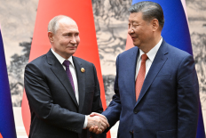 Putin and Xi pledge closer ties, condemn US