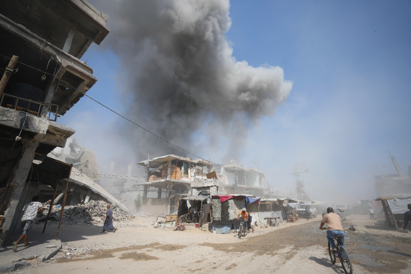 Smoke rises following Israeli bombardments in Khan Younis, Gaza Strip. Photo: AP